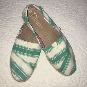 TOMS size 10 green and white stripe shoes